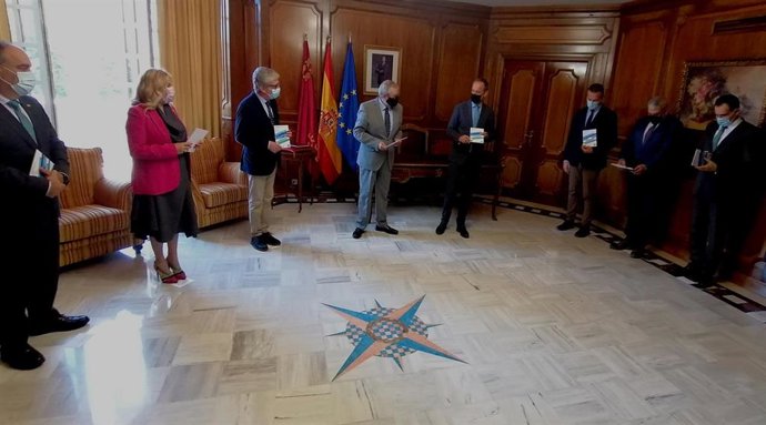 El consejero de Economía, Hacienda y Administración Digital, Javier Celdrán, entregó hoy el Proyecto de Ley de Presupuestos Generales de la Comunidad al presidente de la Asamblea Regional, Alberto Castillo, y a los portavoces de los diferentes grupos