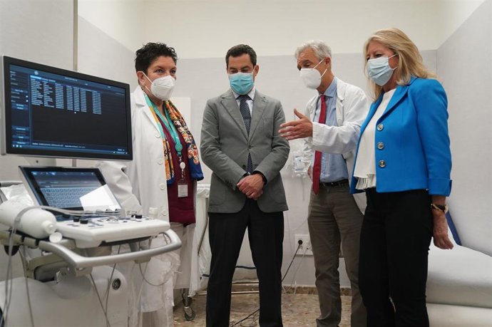 El presidente de la Junta, Juanma Moreno, en el Hospital Costa del Sol