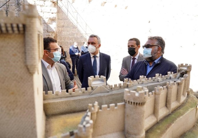 Izquiero e Íscar (C) siguen las explicaciones de las obras que se van a realizar en el castillo.