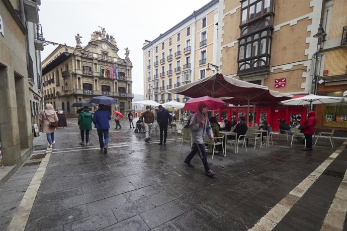 Varias personas pasan por la plaza Consistorial de Pamplona