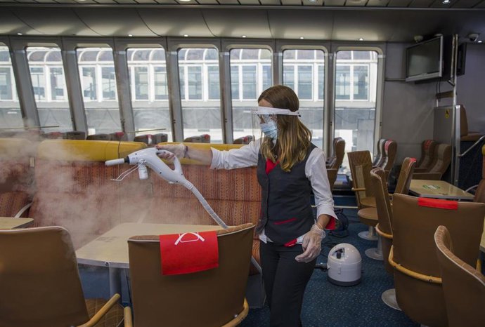 Archivo - Imagen de archivo de una trabajadora que realiza labores de higiene en el interior de una de las navieras FRS, tras la reanudación de la ruta Algeciras-Ceuta en junio de 2020