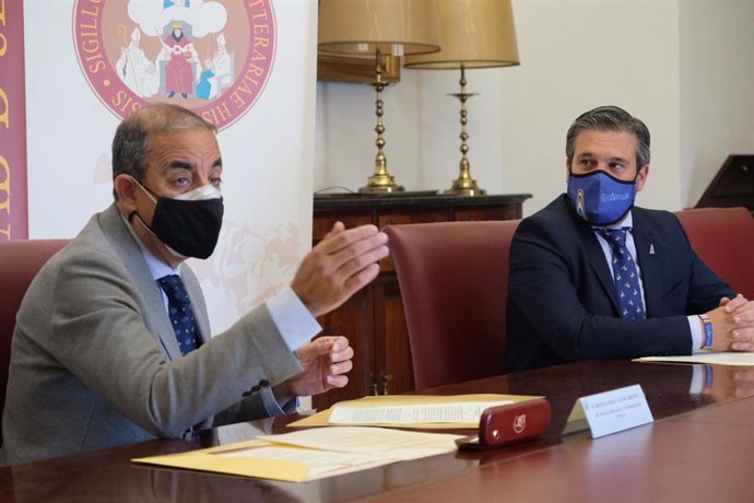 Castro y Pérez tras la firma del convenio entre US y PCT Cartuja