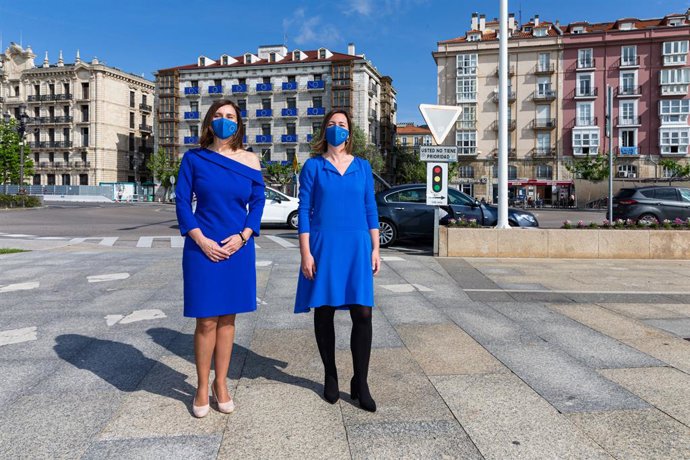 La consejera de Presidencia, Interior, Justicia y Acción Exterior, y de Economía y Hacienda, Paula Fernández, y María Sánchez