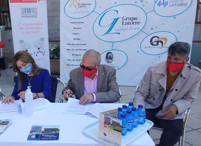 De izda a dcha, Eva Igea, Modesto Fernández y Rafa García firman el convenio de colaboración.