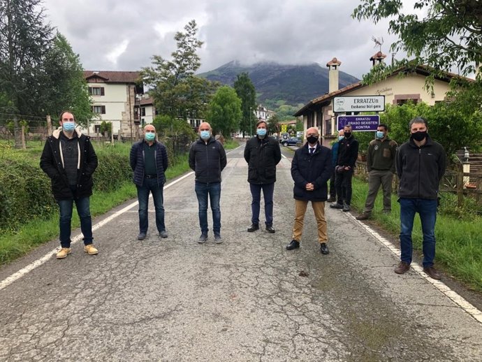 De izquierda a derecha: Xabi Maia, Juan Serrano; Florentino Goñi; Pedro López; el consejero Bernardo Ciriza; y el alcalde de Baztan, Joseba Otondo, en la carreterra de Erratzu
