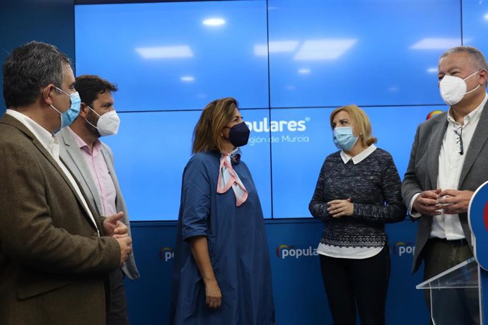 La diputada del PP Isabel Borrego junto a cargos públicos de su partido