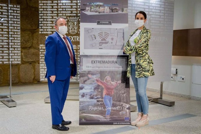 El director general de Turismo, Francisco Martín Simón, y la consejera de Cultura, Turismo y Deportes, Nuria Flores, presentan la oferta de Extremadura en Fitur