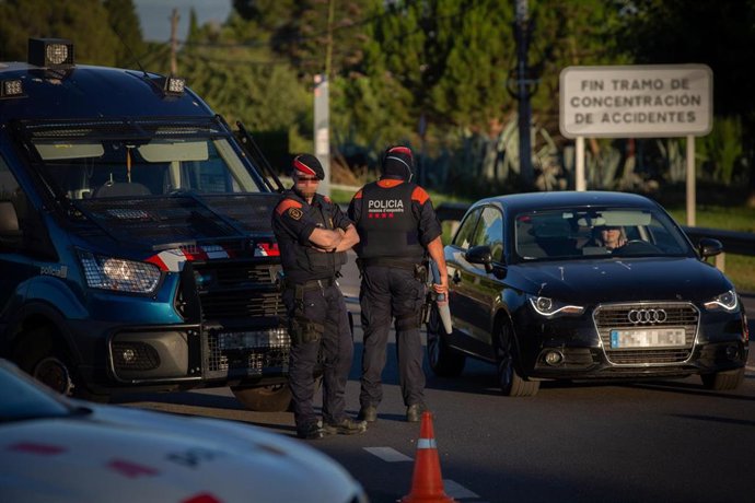 Archivo - Un Mosso d'Esquadra controla un acceso en carretera por las restricciones derivadas de la pandemia de coronavirus (Archivo)