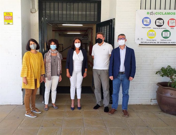 La delegada territorial de Educación y Deporte en Huelva, Estela Villalba, en la Escuela Oficial de Idiomas.