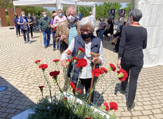 Ofrenda floral en el Parque de la Memoria de Sartaguda