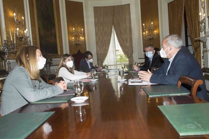 Encuentro entre la presidenta de Diputación de Cádiz, Irene García, y el rector de la Universidad de Cádiz, Francisco Piniella.