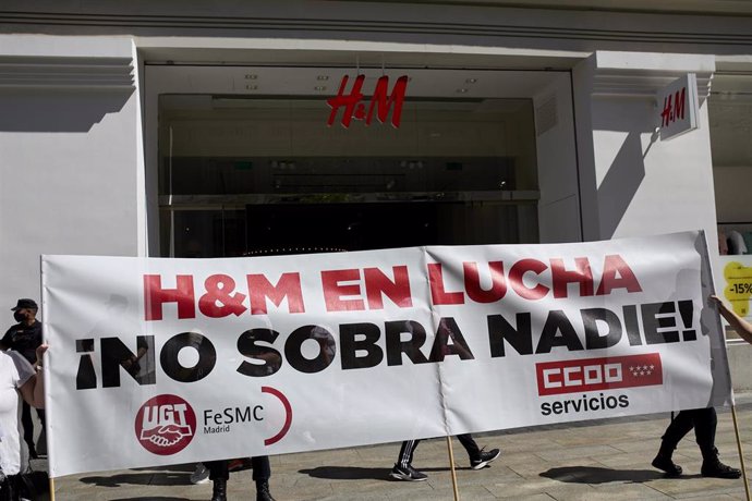 Varias personas participan con una pancarta donde se puede leer "H&M en la lucha, no sobra nadie" en una concentración frente al Zara de la calle Gran Vía, a 7 de mayo de 2021, en Madrid (España). 