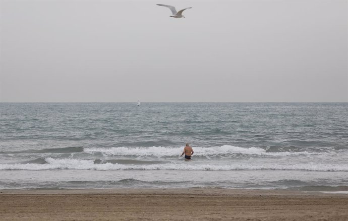 Archivo - Arxiu - Un banyista entra en el mar en la platja la Malva-rosa a Valncia. 