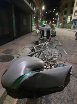 Contenedores quemados en Sama de Langreo.