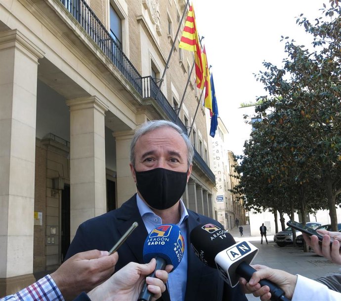 El alcalde de Zaragoza, Jorge Azcón, antes de participar en la Junta Local de Seguridad, en la Delegación del Gobierno en Aragón.