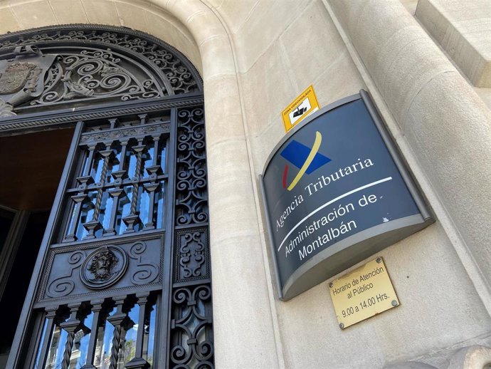 Exterior de una oficina de la Agencia Tributaria. 