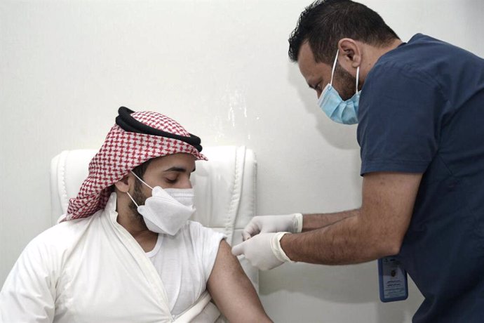 Archivo - 10 March 2021, Saudi Arabia, Mecca: A Saudi citizen receives an injection of the COVID-19 Vaccine. Photo: -/Saudi Press Agency/dpa