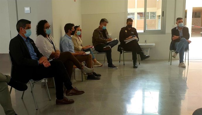 Representantes de la Policía Local de Palma y del Cuerpo Nacional de Policía, en una reunión en el CEIP Joan Capó con diferentes entidades de Son Gotleu.