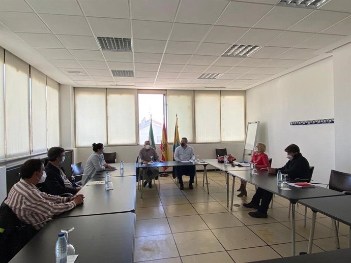 Reunión del diputado Javier Pizarro con el alcalde de Paterna de Rivera, Andrés Díaz, en el Ayuntamiento del municipio.