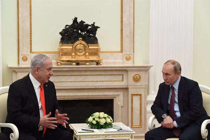 Archivo - HANDOUT - 30 January 2020, Russia, Moscow: Israeli Prime Minister Benjamin Netanyahu (R) speaks with Russian President Vladimir Putin during their meeting. Photo: Kobi Gideon/GPO/dpa - ATTENTION: editorial use only and only if the credit menti