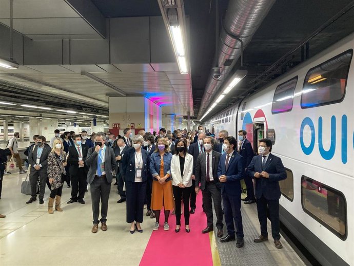 Las autoridades frente al primer tren de alta velocidad operado por Ouigo que ha conectado Madrid con Barcelona.