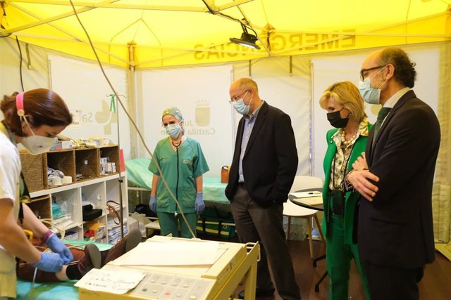 Igea, junto a Verónica Casado y el consejero de Cultura y Turismo durante la visita realizada al centro de vacunación masiva en el Miguel Delibes.