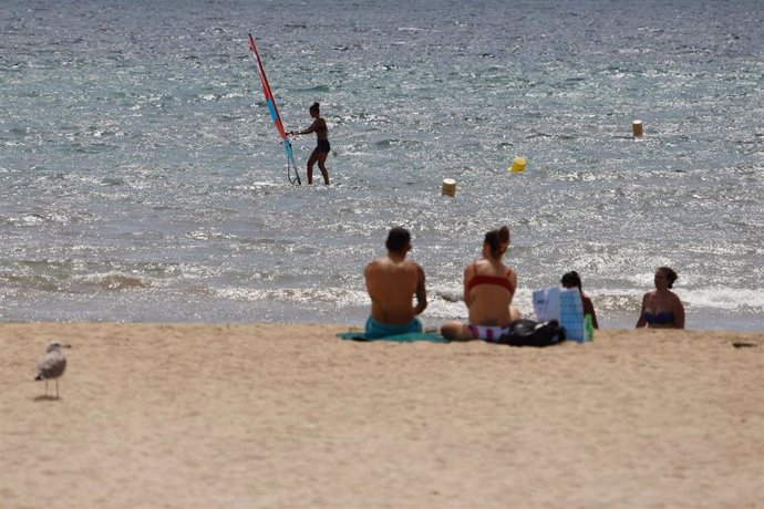 Archivo - Turistas en la playa de Can Pastilla, en agosto del año pasado.