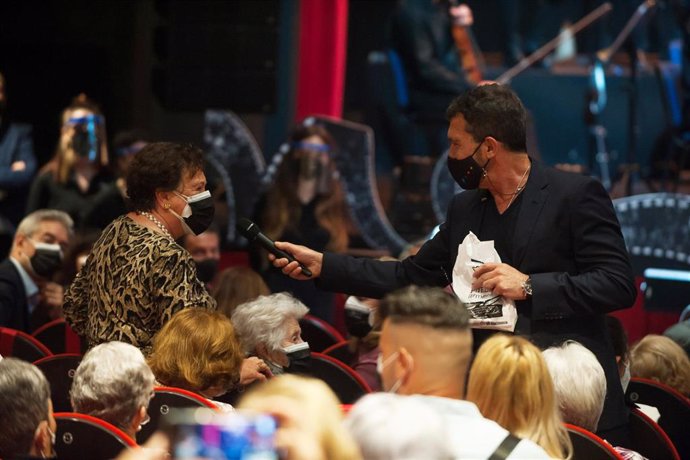 El actor malagueño, Antonio Banderas junto al presidente de la Junta de Andalucía, Juanma Moreno Bonilla, presentan el concierto para personas mayores ya vacunadas contra el Covid-19, "El Mayor Aplauso".-ÁLEX ZEA.