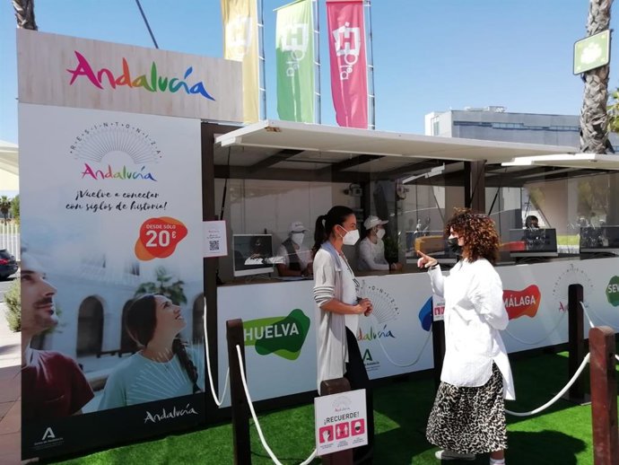 La delegada territorial de Turismo en Huelva, María Ángeles Muriel, en su visita a la acción itinerante.