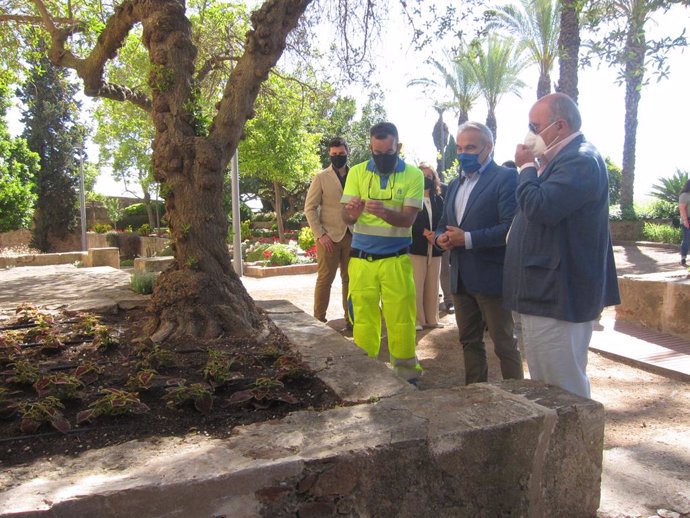 El alcalde de Badajoz visita los jardines de La Galera