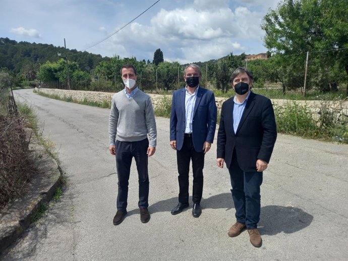 El portavoz de Grupo Popular en el Consell de Mallorca, Lloren Galmés, junto con el conseller 'popular' Mauricio Rovira y el alcalde de Selva, Joan Rotger.