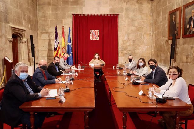 La presidenta del Govern, Francina Armengol, ha presidido este viernes la Mesa de Diálogo Social que ha tratado las próximas medidas en Baleares.