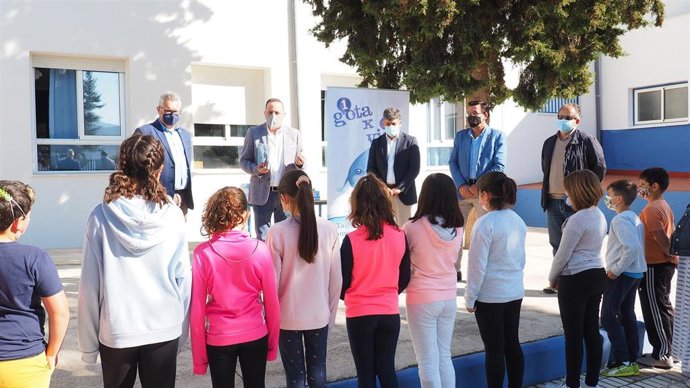 El acto de entrega del material al CEIP Nuestra Señora de la Piedad de Iznájar.