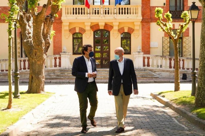 Imagen publicada por el presidente de la Junta, Alfonso Fernández Mañueco, junto a Jesís Julio Carnero.