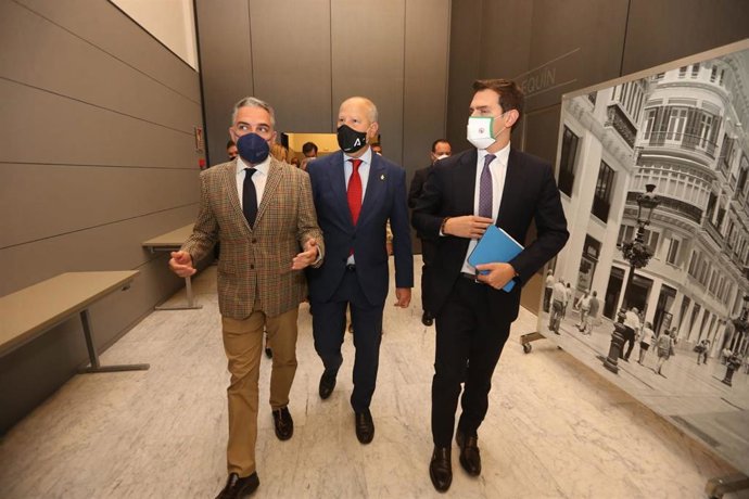 El consejero de Educación, Javier Imbroda, con el de Presidencia, Elias Bendodo, y Albert Rivera.