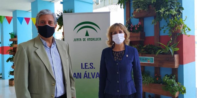La delegada territorial de Educación y Deporte de la Junta de Andalucía, Inmaculada Troncoso, durante su visita al IES San Álvaro.