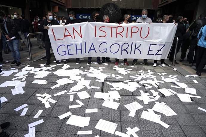 Archivo - Trabajadores de Productos Tubulares sostienen una pancarta durante una concentración organizada por el comité de empresa frente a las oficinas de Tubos Reunidos en Bilbao