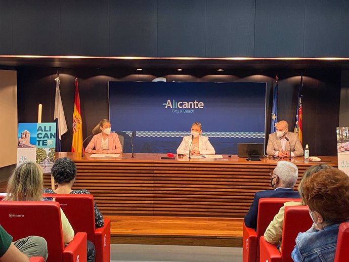 Mari Carmen y Lídia López presentar la nueva imagen de Fitur 2021 y la campaña turística estival