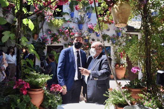 Juan Marín en la visita a uno de los patios más emblemáticos de Córdoba cuando se cumple el centenario de esta fiesta.