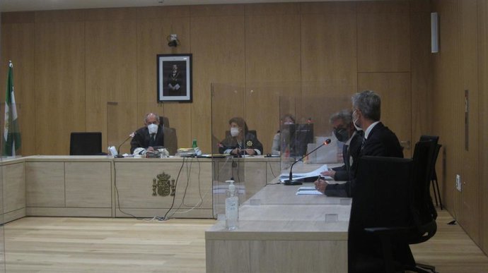 Tribunal profesional del juicio con jurado al varón de 94 años acusado de asesinar a su mujer enferma de Alzheimer.