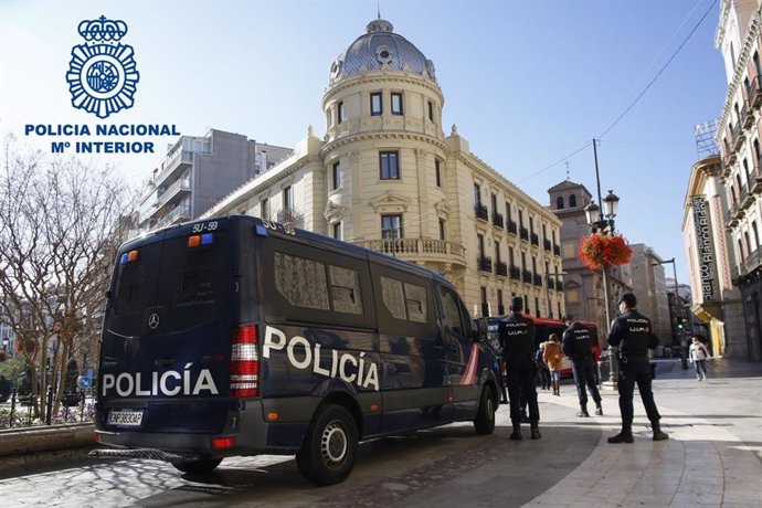 Vehículo de la Policía Nacional en el centro de Granada.