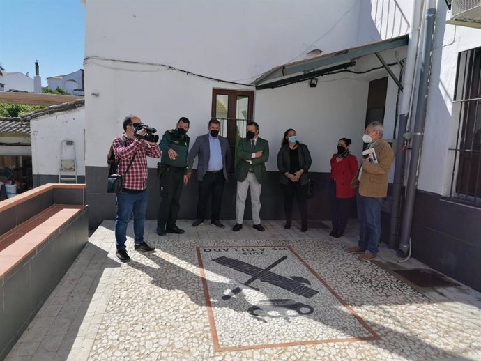 Vsita del delegado de Regeneración, Justicia y Administración Local en Huelva, Alfredo Martín, al cuartel de la Guardia Civil en Jabugo.