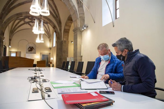 El vicepresidente y consejero de Universidades, Igualdad, Cultura y Deporte, Pablo Zuloaga, se reúne con el presidente de la Mancomunidad de Liébana y Peñarrubia, Julio Cires, en el Centro de Estudios Lebaniegos de Potes.