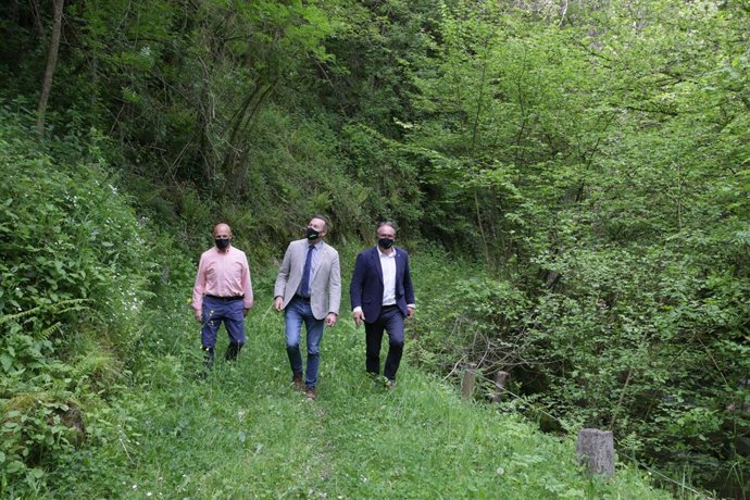 El consejero de Desarrollo Rural, Ganadería, Pesca, Alimentación y Medio Ambiente, Guillermo Blanco, visita la mejora del acceso a la ermita rupestre de Cambarco