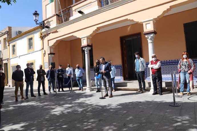 Archivo - Minuto de silencio a las puertas del Ayuntamiento de La Rinconada por la muerte de un trabajador.
