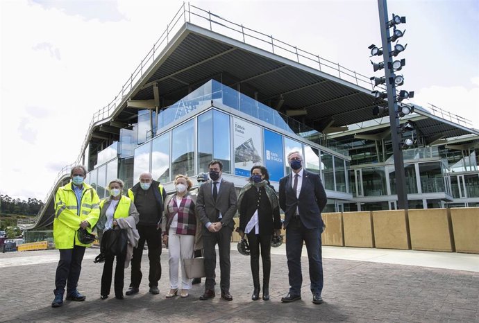 O conselleiro de Cultura, Educación e Universidade, Román Rodríguez, e a presidenta do CSIC, Rosa Menéndez, visitan as obras do edificio Fontán.     FOTOS CONCHI PAZ