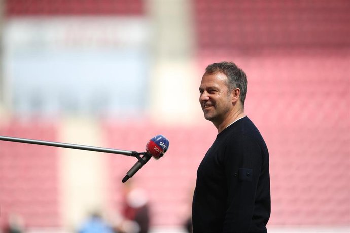 Hansi Flick atendiendo a la prensa durante un partido del Bayern