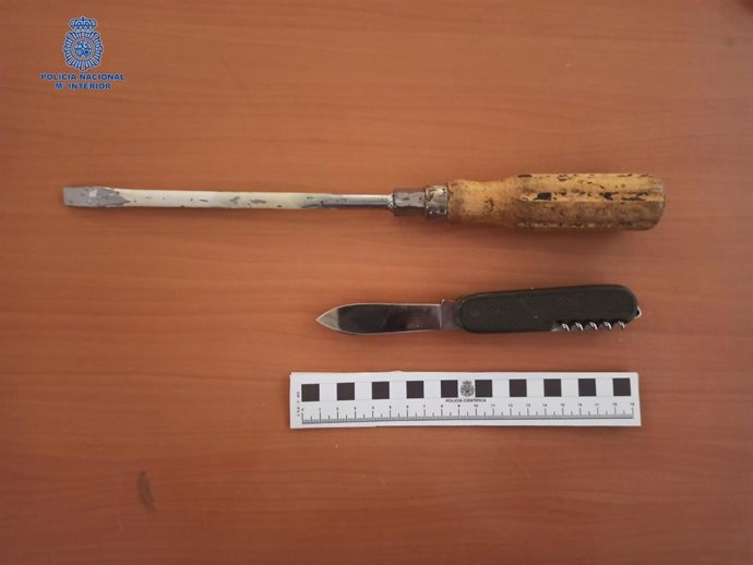 Destornillador y navaja incautados por los agentes al presunto autor del intento de robo en el interior del taxi y amenazas.