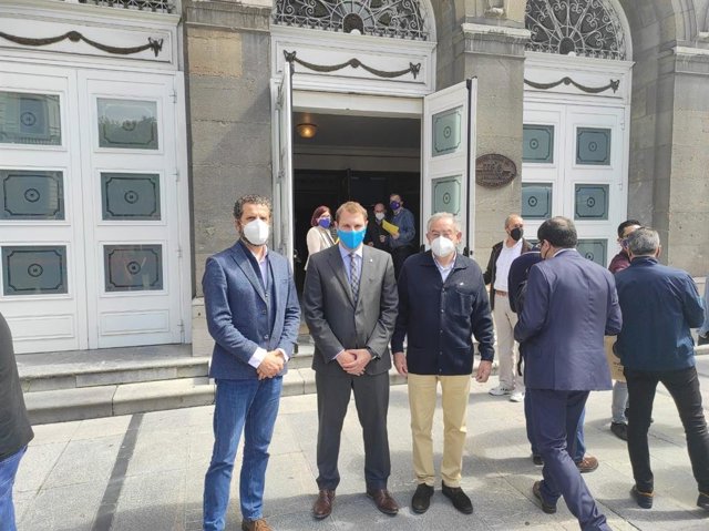 Adrián Pumares con dirixentes de Foru Asturies.