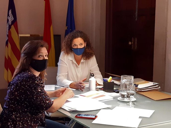 La presidenta del Consell de Mallorca, Catalina Cladera, y la consellera de Presidencia, Función Pública e Igualdad del Govern, Mercedes Garrido, durante una videoconferencia con los alcaldes de la isla.